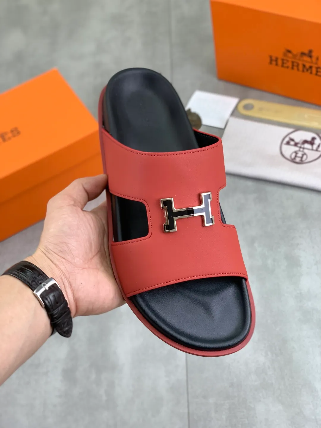 Men's shoes 💰P440 New [HERMES] high-end quality new Hermès slippers, made of imported calfskin, wear-resistant and non-slip rubber outsole. Fashionable and elegant code number: 39-44 (38 45 46 customized)